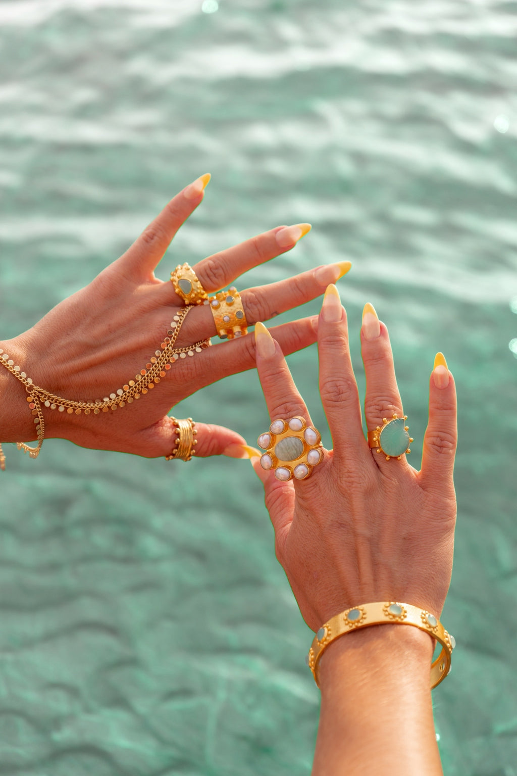 Sequin Hand Chain in Gold