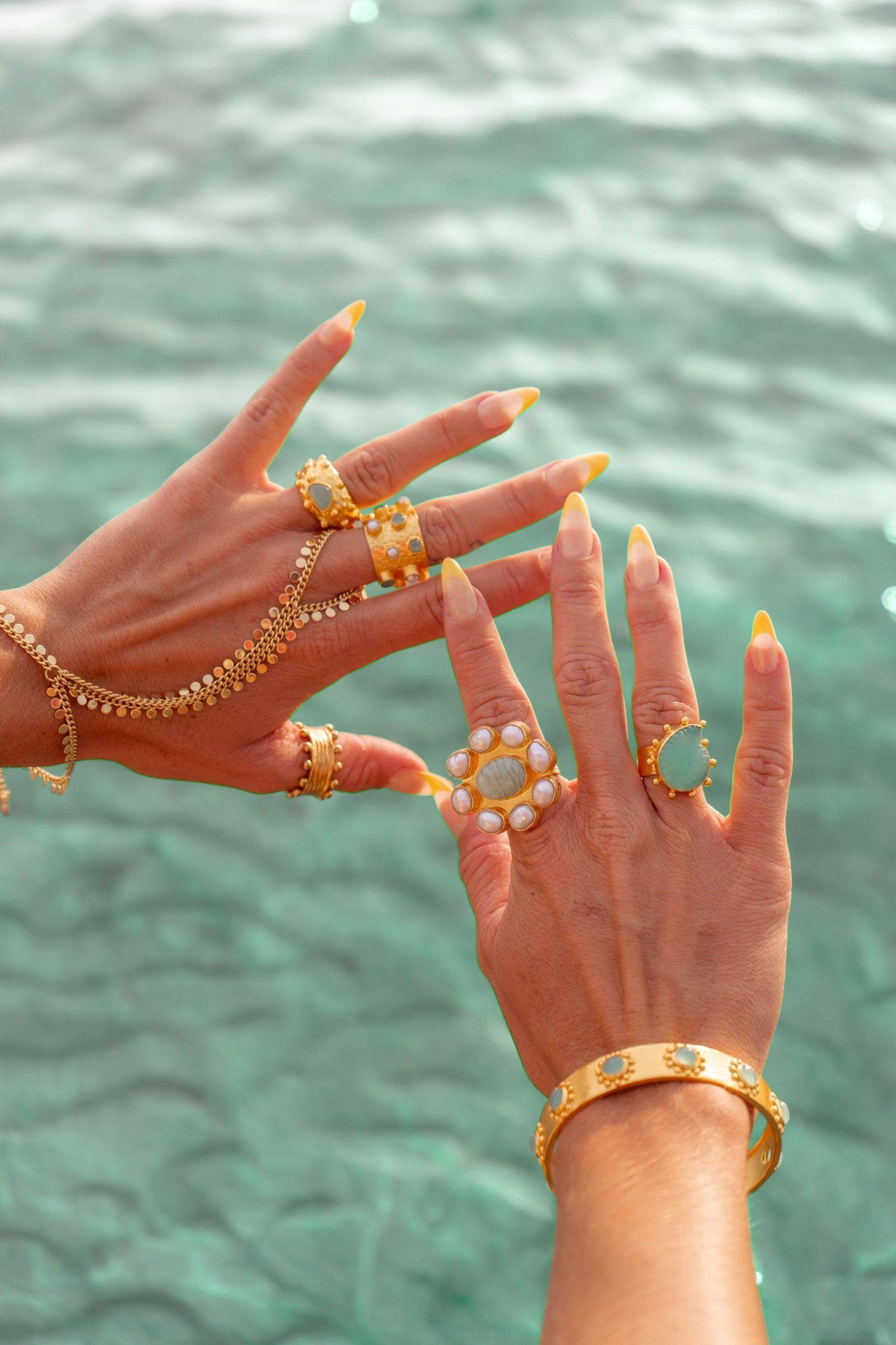 Sequin Hand Chain in Gold