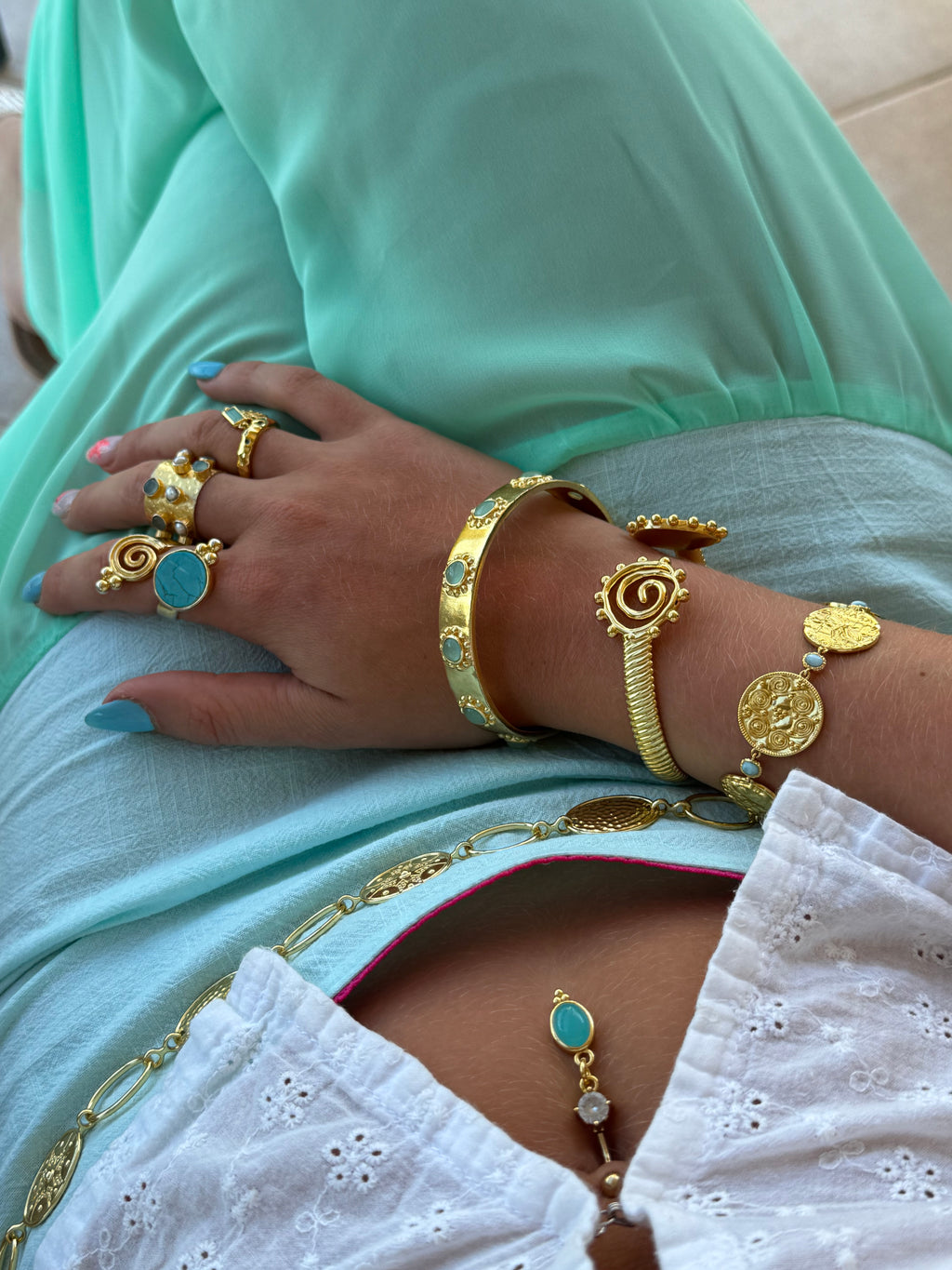 Azura Belly Bar